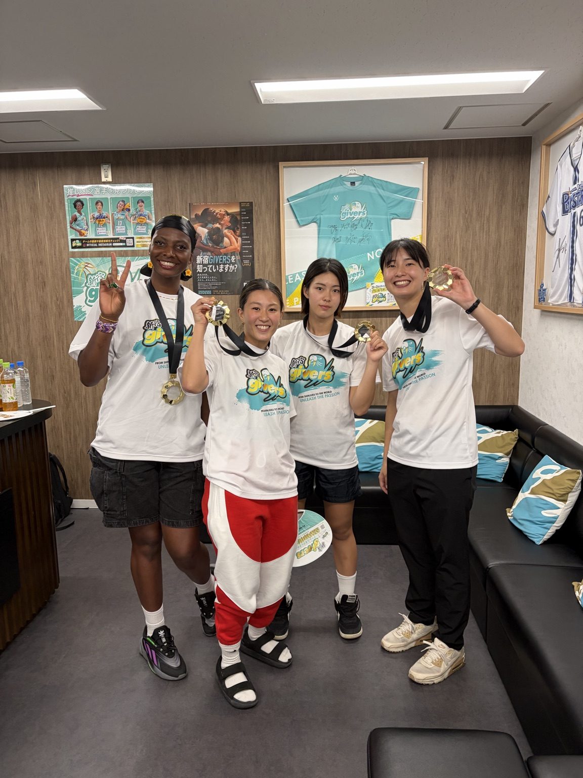 年間王者のメダルを掲げる新宿GIVERSの選手4名