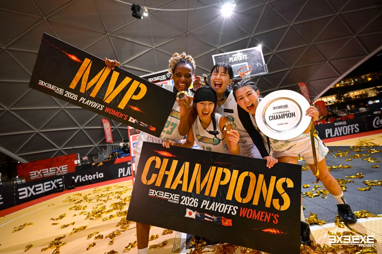 優勝ボードとメダルを手に喜ぶ新宿GIVERS.EXEの選手たち