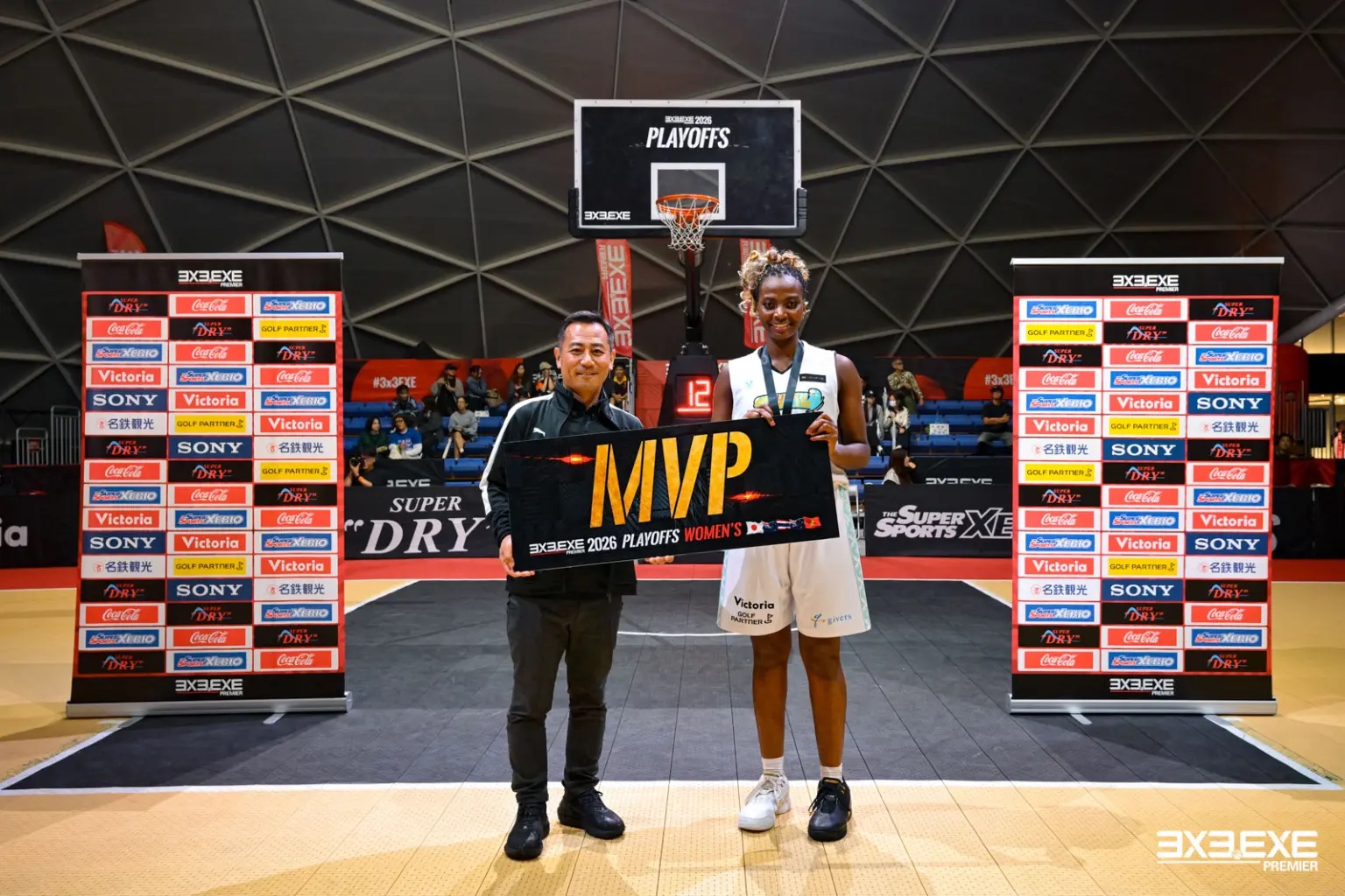 PLAYOFFS MVPのボードを持つエスター選手の表彰写真